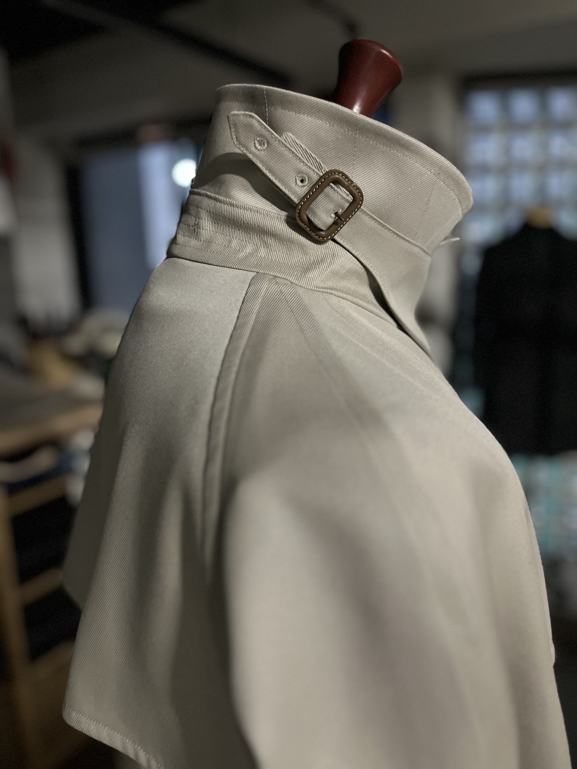 上品な素材で包む WOOL TRENCH