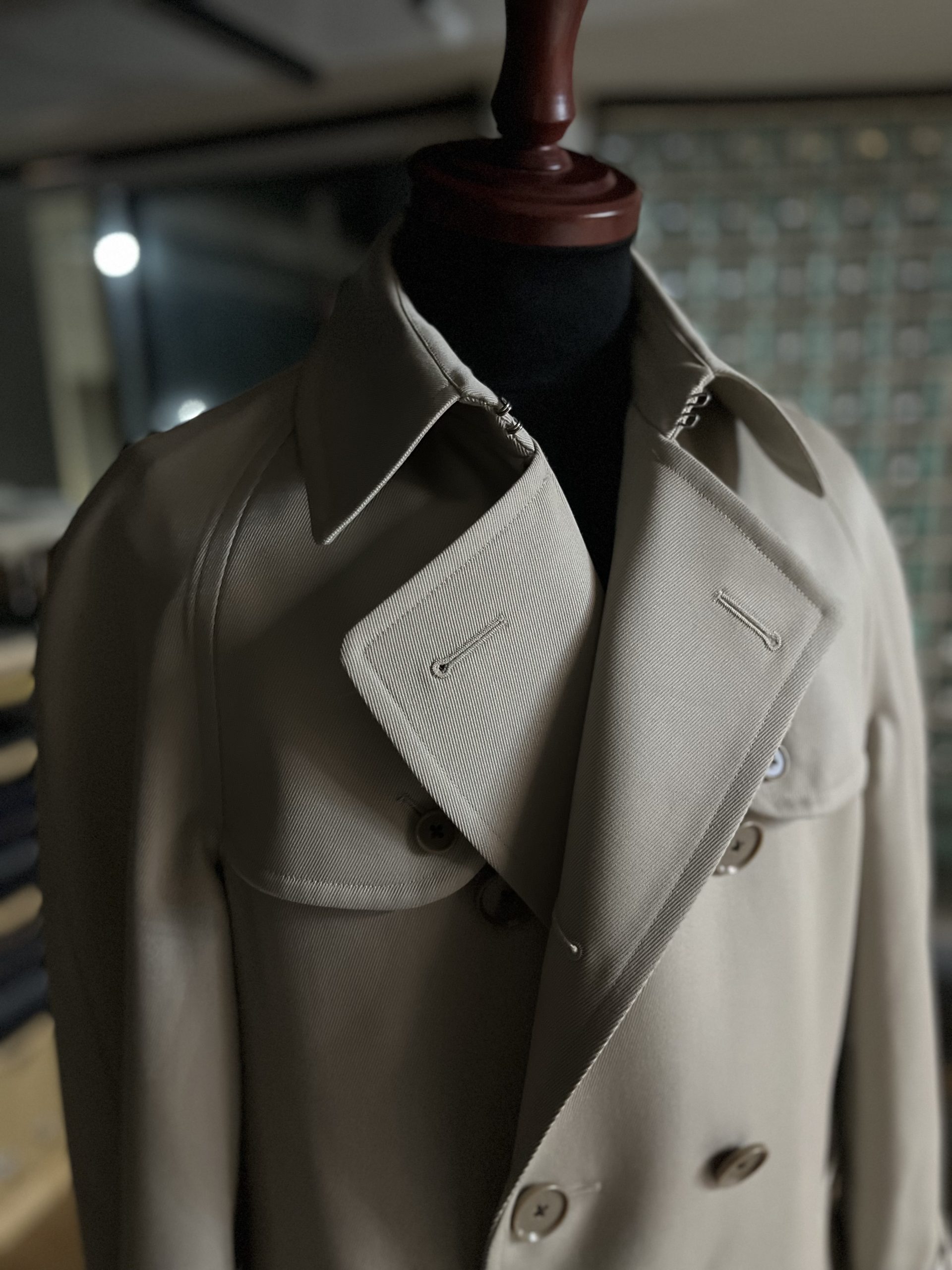 上品な素材で包む WOOL TRENCH