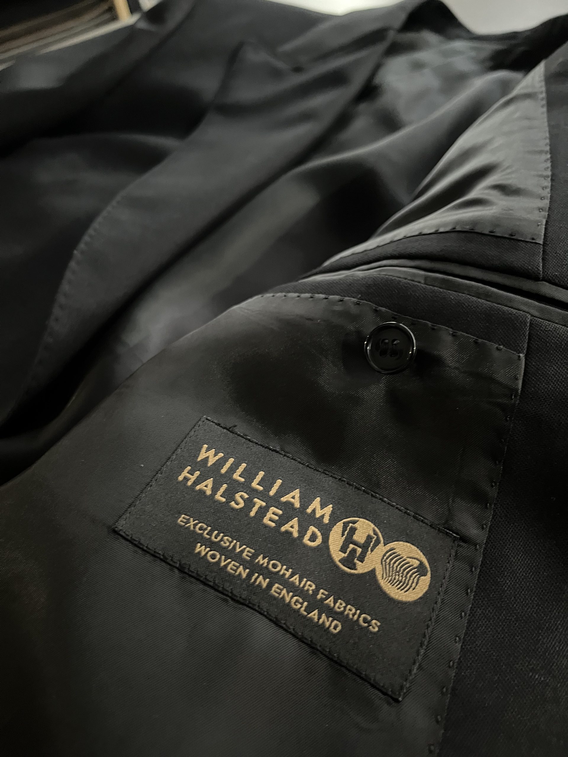 フォーマルシーンを引き立てる Barathea